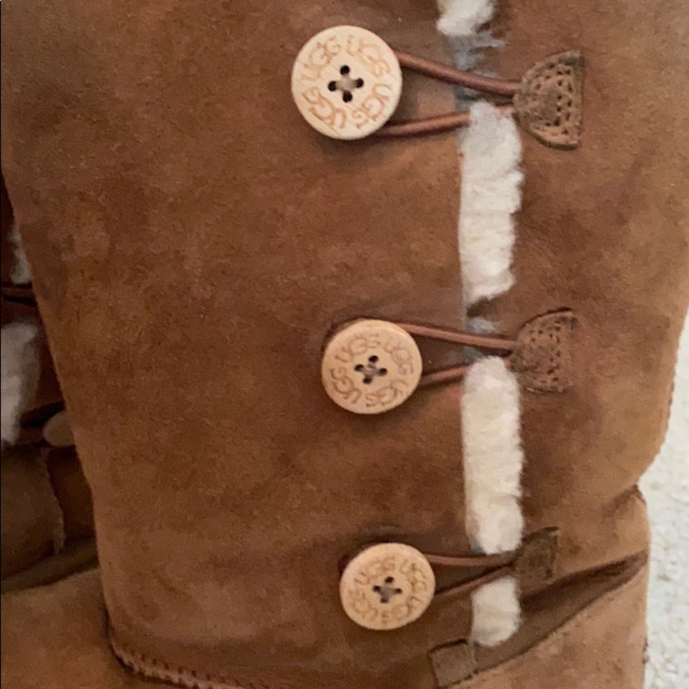 UGGS - Picture 2 of 5
